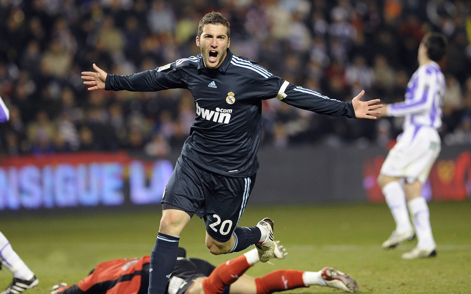 张伟丽接受外媒专访展拳击精神，张伟丽现场直播的拳击赛